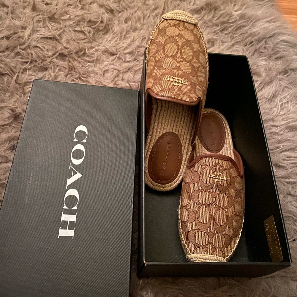 **** SIZE 7 WOMENS ****** coach